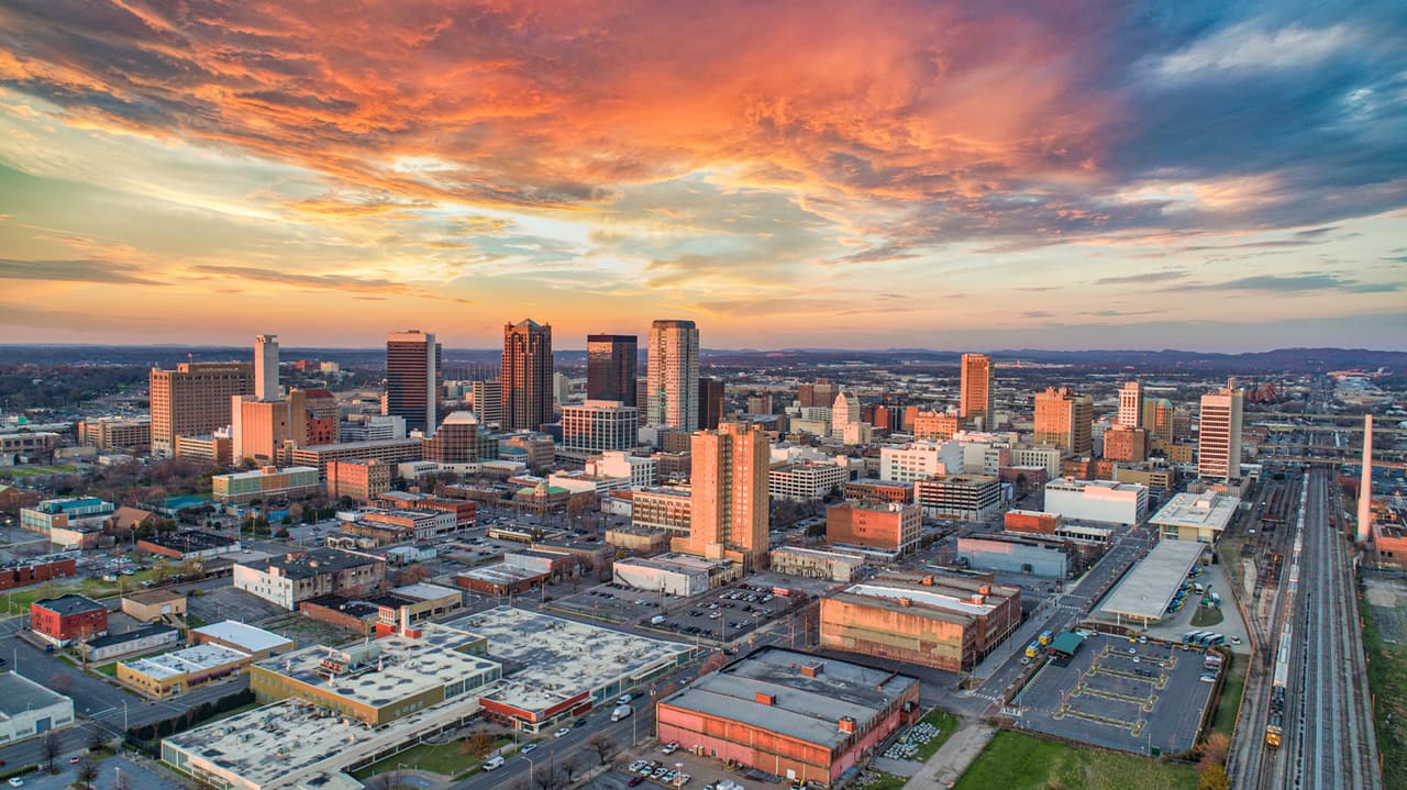 <h2 class="cms-H2-H2">Birmingham, Alabama</h2>
<br>
<br>➡️  
<b>Valor típico de la casa: </b>$90,289
<br>➡️  
<b>Renta típica:</b> $1,184
<br>➡️  
<b>Tasa de desempleo 2022:</b> 2.0
<br>➡️  
<b>Tasa de participación en la fuerza laboral: </b>58.9%
<br>➡️ 
<b> Ingreso familiar promedio:</b> $51,254
<br>➡️ 
<b> Puntuación de habitabilidad: </b>65
<br>