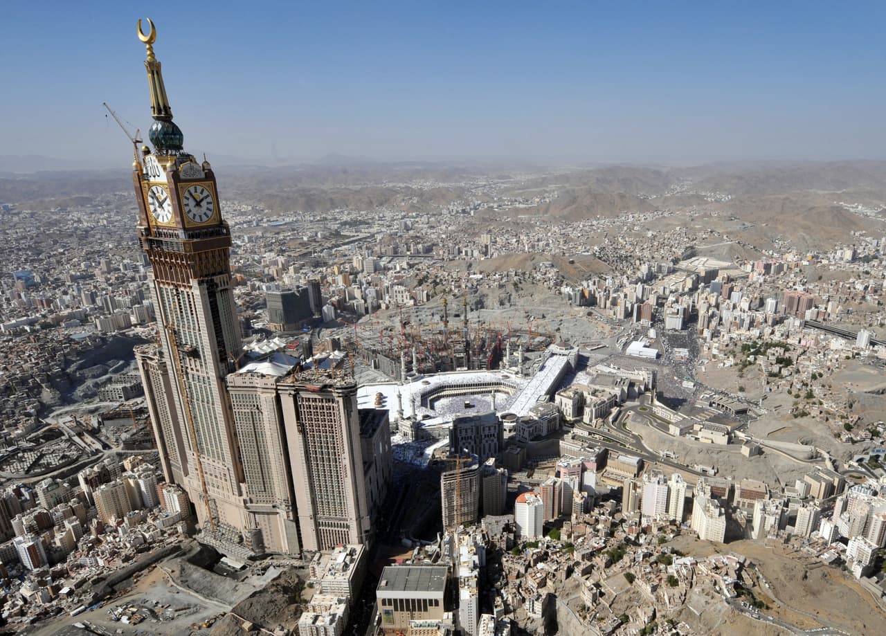 <b>#3 – Abraj Al-Bait</b> (La Meca, Arabia Saudita): son siete superhoteles, cuya estructura más alta tiene 120 pisos llegando a los 601 metros de altura.