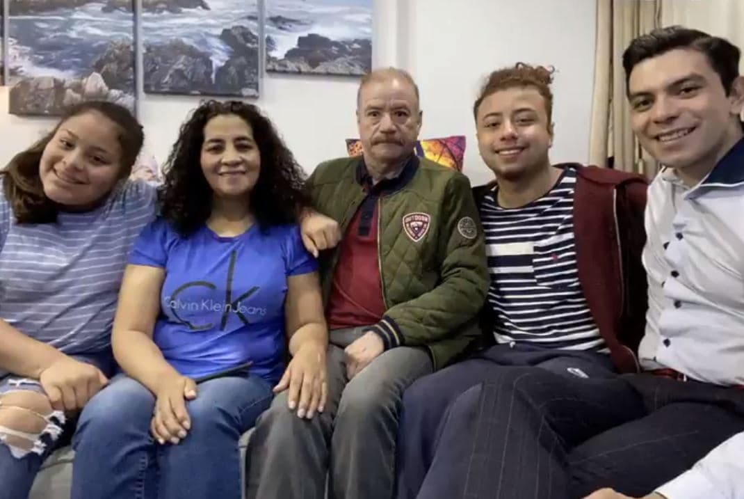 Mario Rodas y sus familiares. Un juez ordenó su liberación de un centro de ICE porque tiene varias enfermedades.