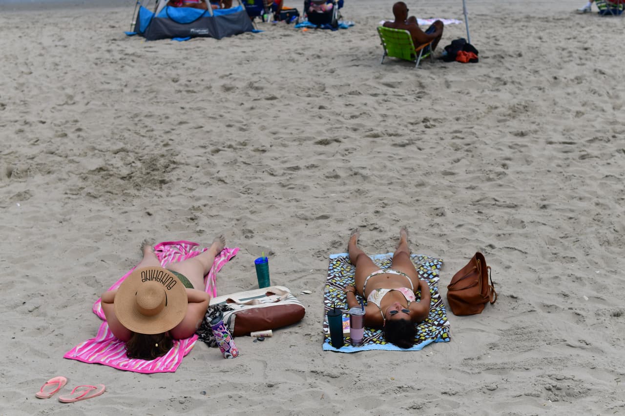 La calor y la humedad se sienten fuertemente en Chicago. Este clima es preocupante para las autoridades de salud quienes recomiendan a los residentes que tomen muchos líquidos para evitar la deshidratación. Oficiales de salud se preocupan por las altas temperaturas y la humedad ya que también seguimos combatiendo la pandemia. Pero es especialmente te porque la gente esta pasando mas tiempo afuera ahora que los parques y el sendero frente al lago están abiertos.