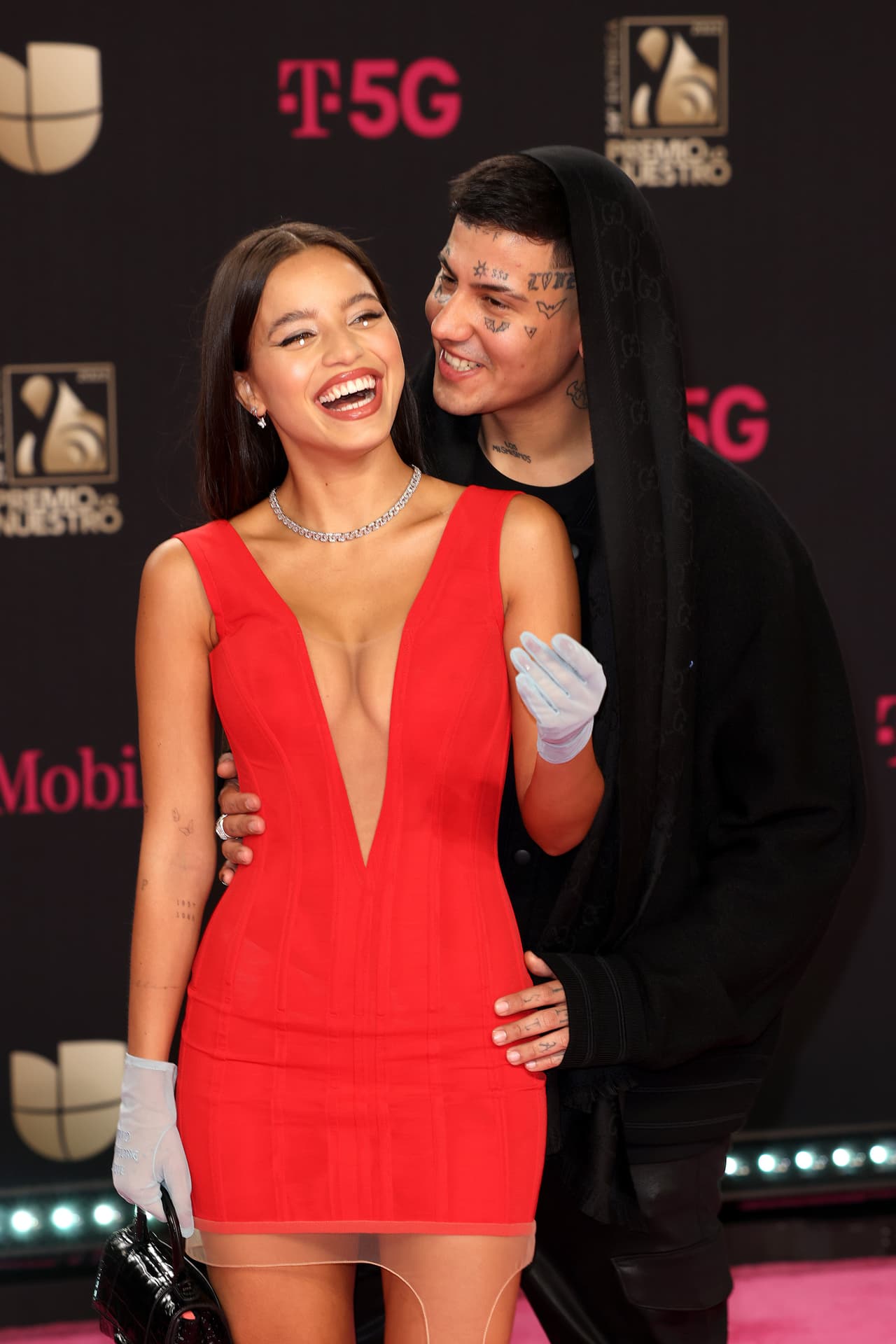 <h2 class="cms-H2-H2">Emilia y Duki</h2>
<br>
<br>Oficialmente son pareja desde 2012, pero hay rumores que desde antes ya estaban juntos. La relación de ellos comenzó con polémica, porque, supuestamente, cuando empezaron a salir, Duki estaba con otra persona. 
<br>