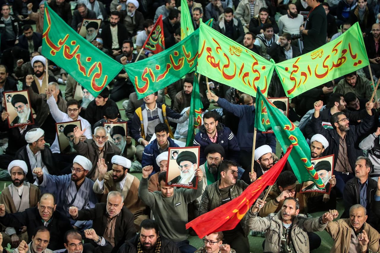 En la marcha a favor del gobierno del sábado, el manifestante Ali Ahmadi, de 27 años, culpó a Estados Unidos por todos los problemas económicos de Irán. Los funcionarios han dicho que han sido detenidos cerca de 50 manifestantes en protestas no autorizadas en varias ciudades del país.