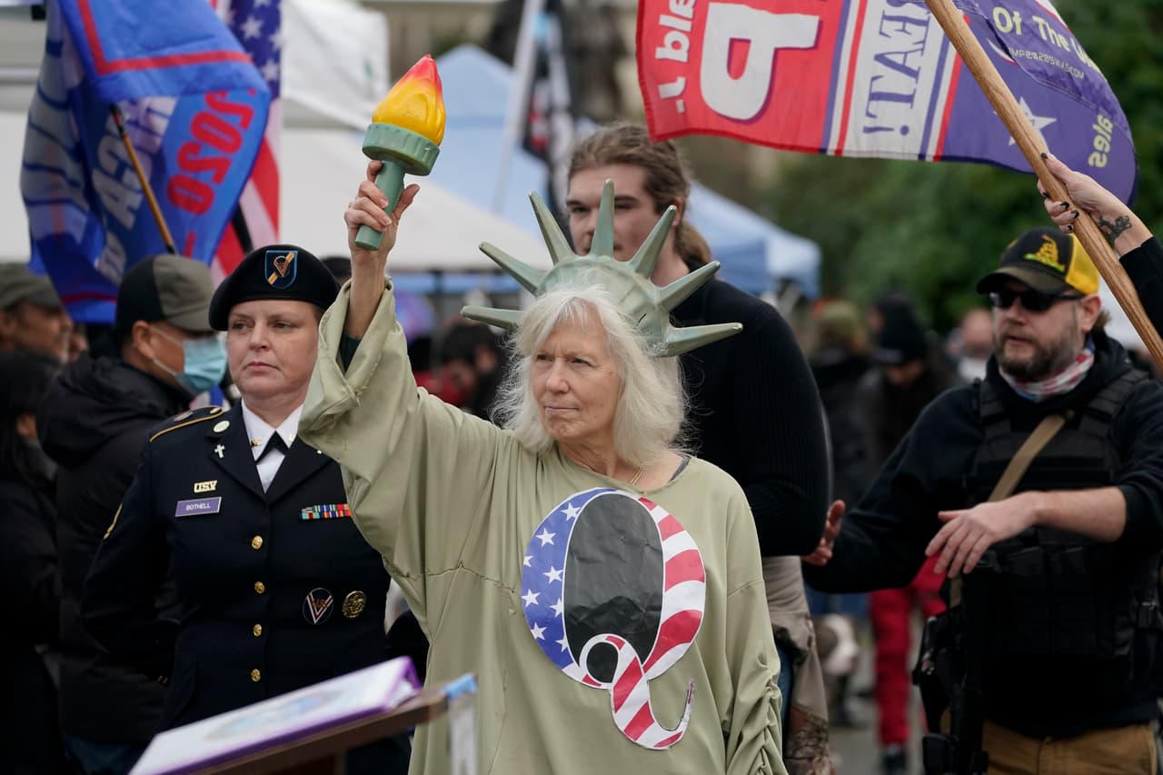 Los simpatizantes de QAnon se hicieron presentes en el llamado del presidente Donald Trump para marchar al Congreso despues de su discurso en Washington DC.
