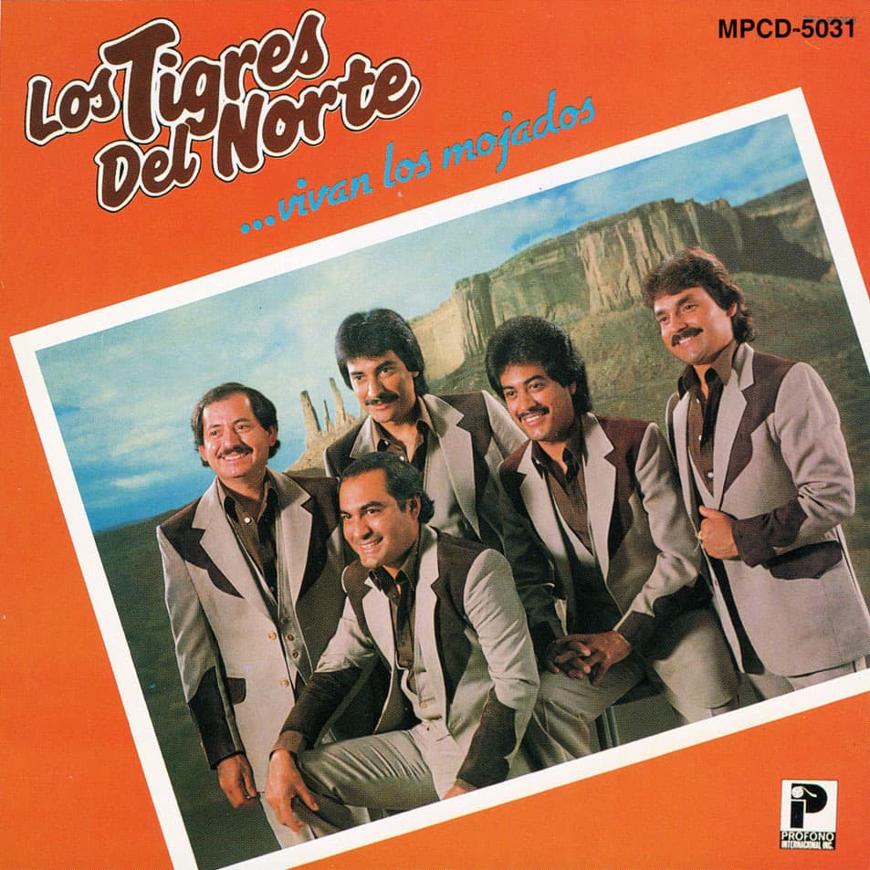 El combinar colores, telas en sus sacos y chamarras, ha sido parte del sello característico de los reconocidos músicos.