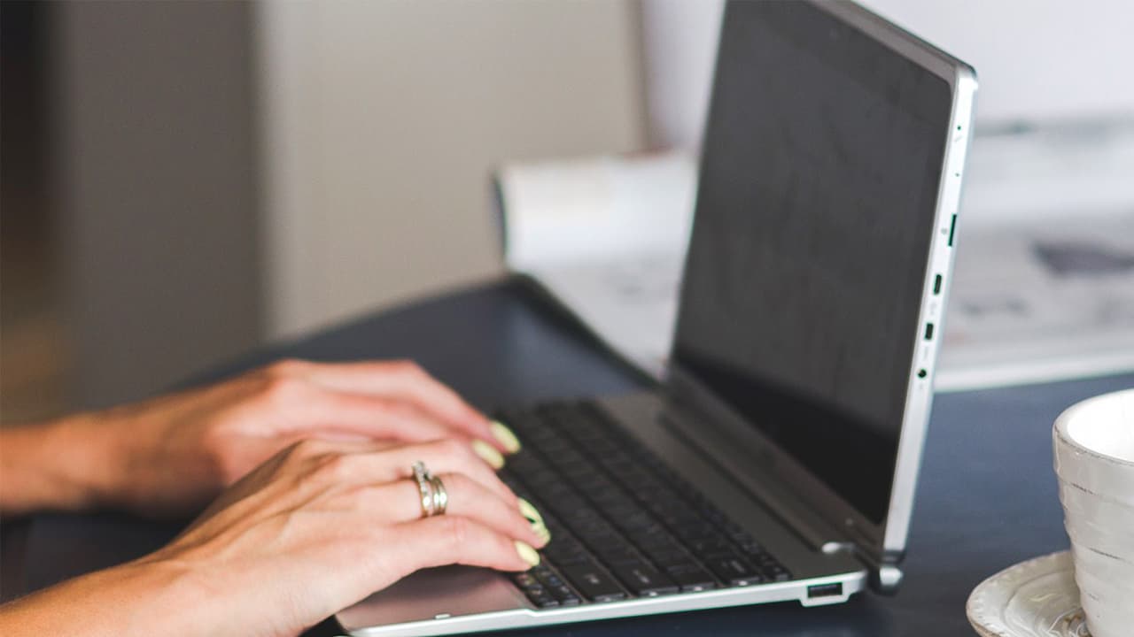 <b>Método Free File</b>
<br>Para utilizar el método Free File o los formularios imprimibles del IRS debes haber tenido un Ingreso Bruto Ajustado de $73,000 o menos en el año fiscal. 
<br>Puedes usar este método si te sientes seguro para presentar tu propia declaración. 
<br>En 
<a href="https://www.irs.gov/es/filing/free-file-do-your-federal-taxes-for-free" target="_blank">este enlace</a> puedes obtener más información.