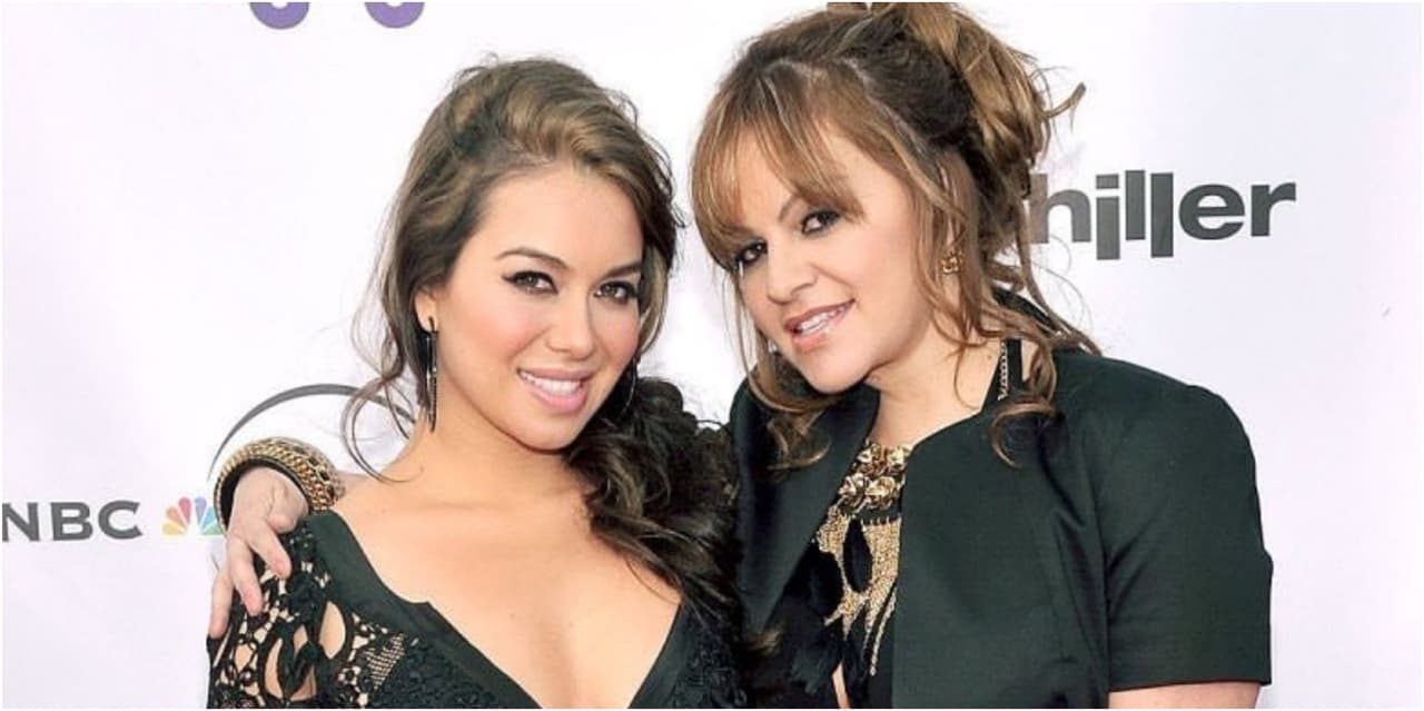 Chiquis Rivera fue 
<a href="https://www.univision.com/famosos/chiquis-rivera-herencia-jenni-rivera-testamento-fotos" target="_blank">un gran apoyo</a> para la 'Diva de la banda' y, en la actualidad, se dedica a mantener vivo su legado.