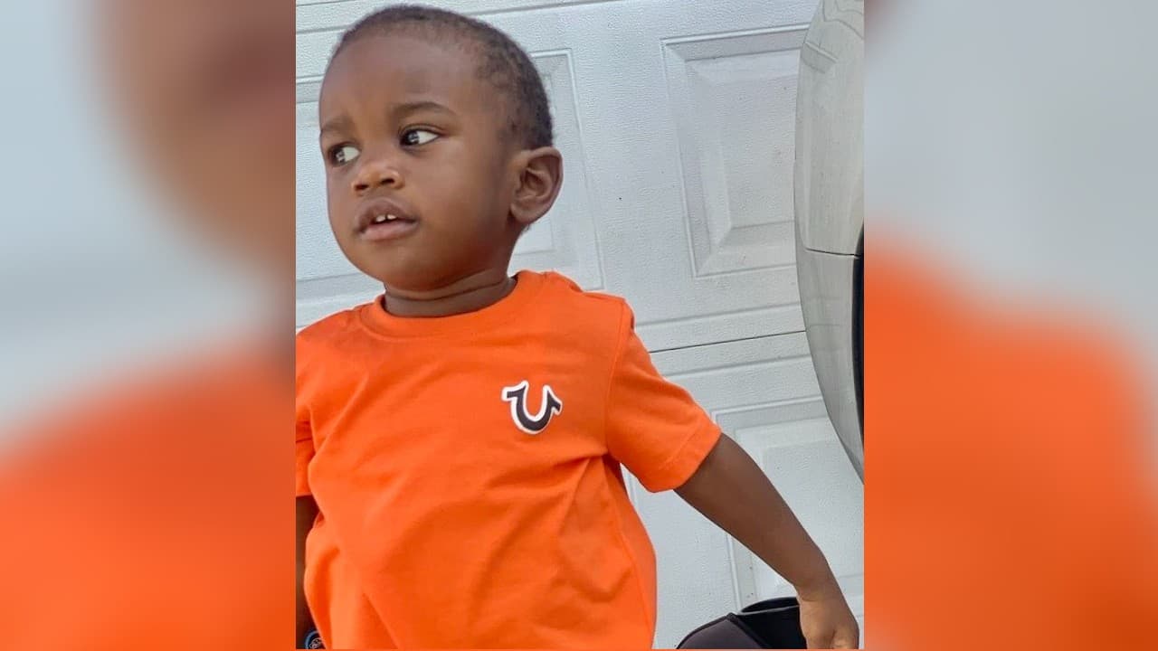 <b>A las 9:15 p.m. de ese miércoles</b>, el padre de Taylen, 
<b>Thomas Mosley</b>, llegó a casa de su madre con cortadas en las manos y en los brazos y fue a un hospital donde permanece internado.
<br>
<br>La madre de Pashun se preocupó
<b> la mañana del 30 de marzo</b> tras no saber de su hija, quien la llamaba todas las mañanas. 
<b>A las 2:30 p.m. de ese jueves</b>, la familia llamó a la administración del complejo residencial Lincoln Shores para que chequearan si Pashun estaba bien.