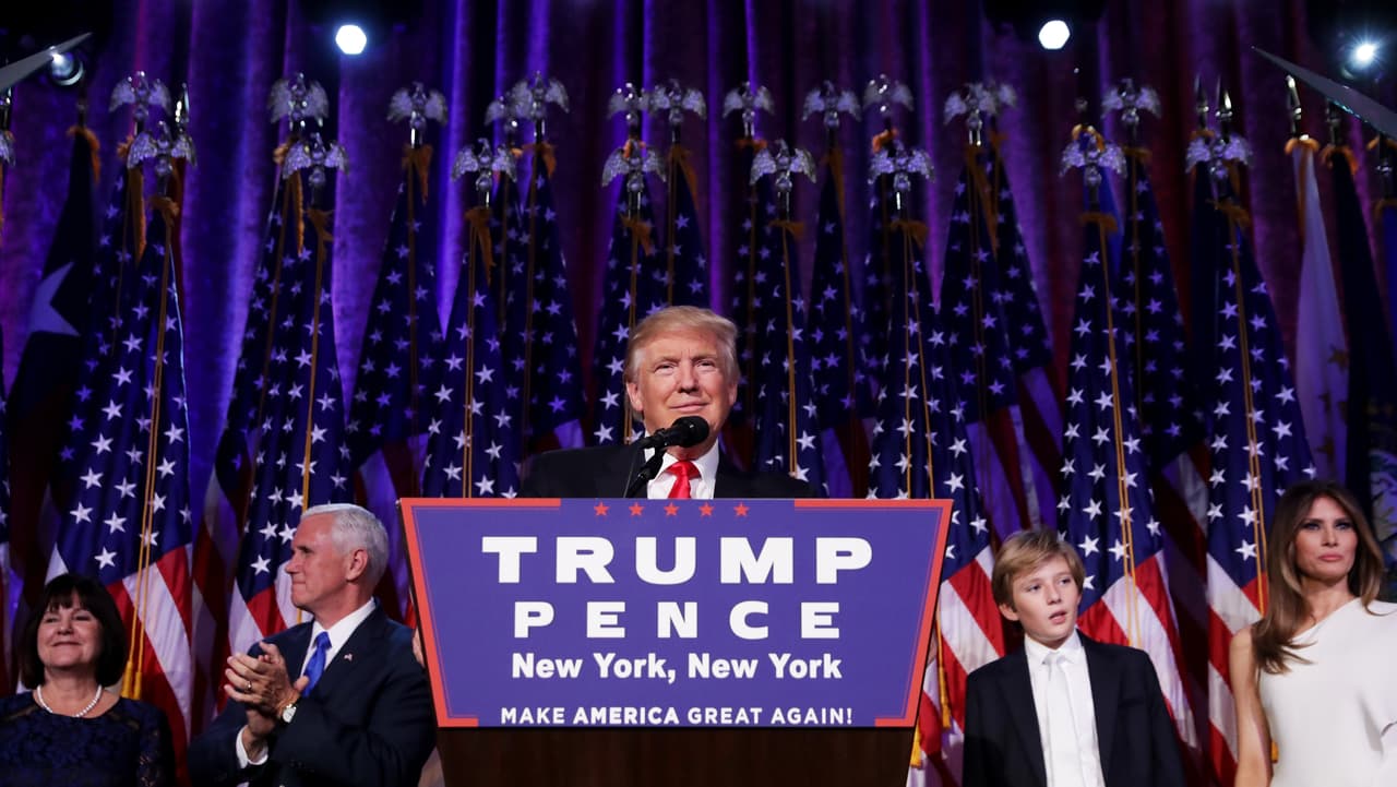 <b>La victoria.</b> Donald Trump da un discurso de agradecimiento al
<b><a href="http://www.univision.com/noticias/elecciones-2016/el-republicano-donald-trump-es-elegido-presidente-de-estados-unidos"> resultar victorioso en las elecciones presidenciales</a></b>. “Prometí que sería el presidente de todos y eso es importante para mí. Les pido su ayuda para trabajar juntos. Esto no era una campaña sino un movimiento hecho de miles de personas trabajando por construir un futuro mejor para sus familias. Mañana mismo empezaremos la tarea urgente de reconstruir nuestra nación”, aseguró en su primer discurso como presidente electo durante la madrugada del martes 9 de noviembre.