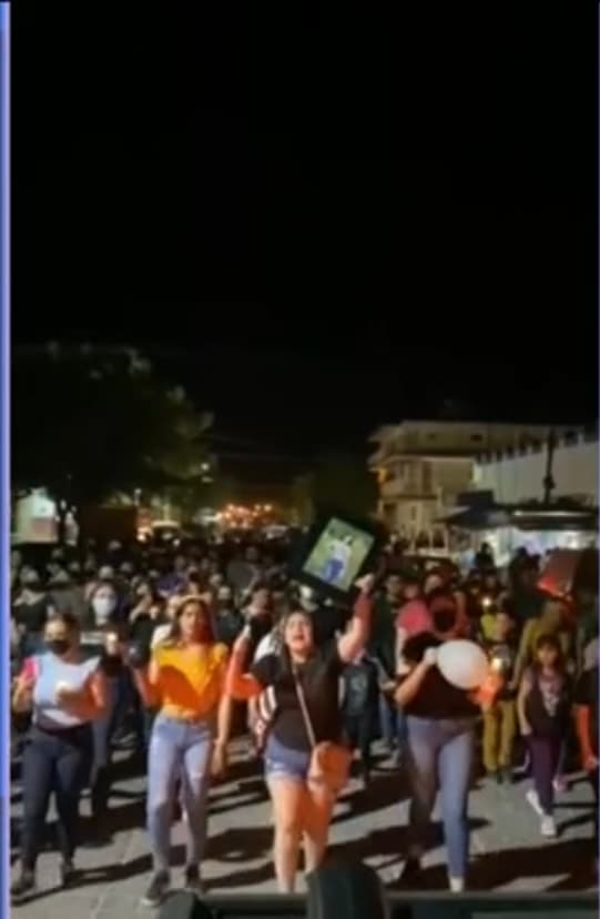 El suceso conmocionó a la población que no tardó en manifestarse en las calles exigiendo la justicia que aquella joven merecía. Más tarde,
<b> Hueman fue detenido y no solo no opuso resistencia</b>, sino que ni siquiera mostró gramo alguno de remordimiento sobre sus actos. 
<br>