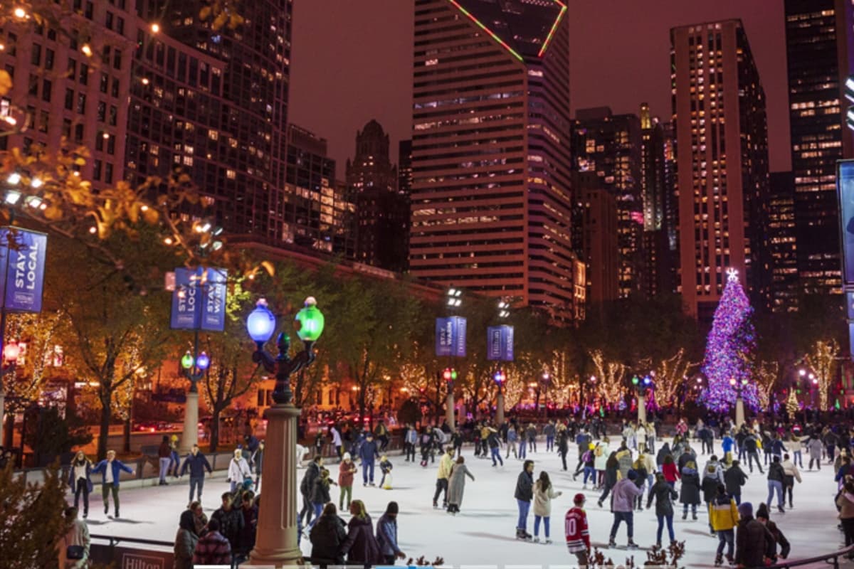 ⛸ 
<b>McCormick Tribune Ice Rink-Millennium Park</b>
<br>📍201 E. Randolph Street, Michigan Ave. & Columbus Ave
<br>📆17 de noviembre al 3 de marzo de 2024
<br>📲Clases gratuitas de patinaje (debe reservar)
<br>📲Entrada gratis, los patines si tienen costo
<br>✍️(312) 605-8585