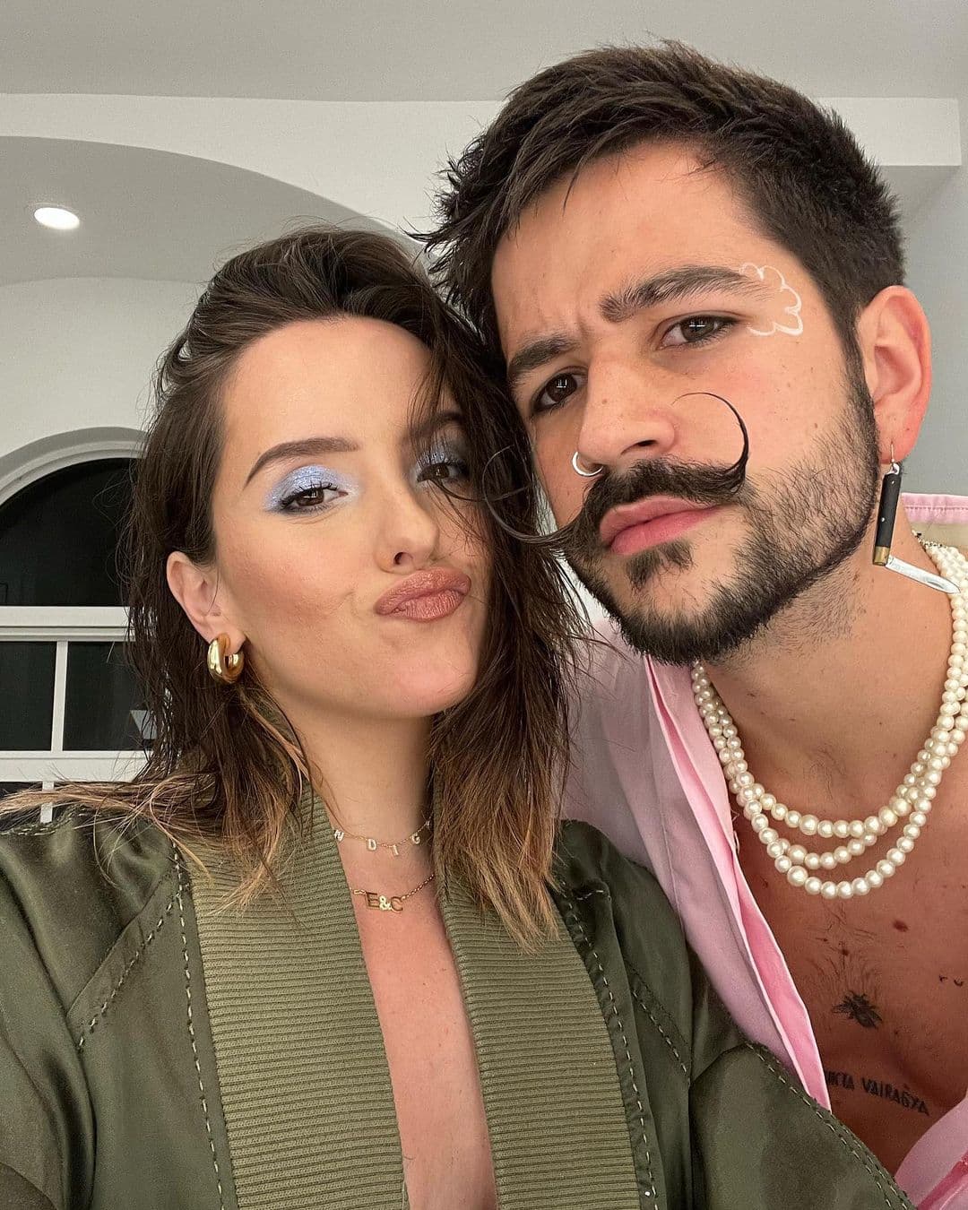 <b>Evaluna </b>
<br>La intérprete y su esposo, 
<b>Camilo,</b> son una de las parejas más estables en la farándula y cada que pueden presumen su tierno romance en redes sociales.