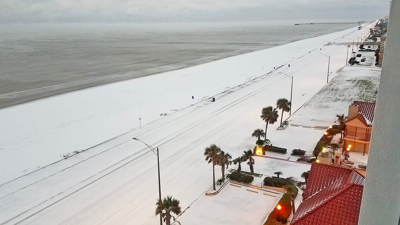 Para muchos residentes de Houston y Galveston, escuchar que se acerca un frente frío Ártico los hace recordar lo vivido hace un año con la 
<a href="https://www.univision.com/local/houston-kxln/15-imagenes-asombrosas-tormenta-invernal-houston-2021-fotos" target="_blank">tormenta invernal. </a>