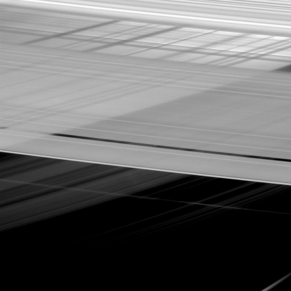 A primera vista, los anillos de Saturno parecen estar entrelazándose de una manera imposible. En realidad, esta vista muestra los anillos delante del planeta, tras los cuales se proyecta la sombra de los anillos sobre la superficie.