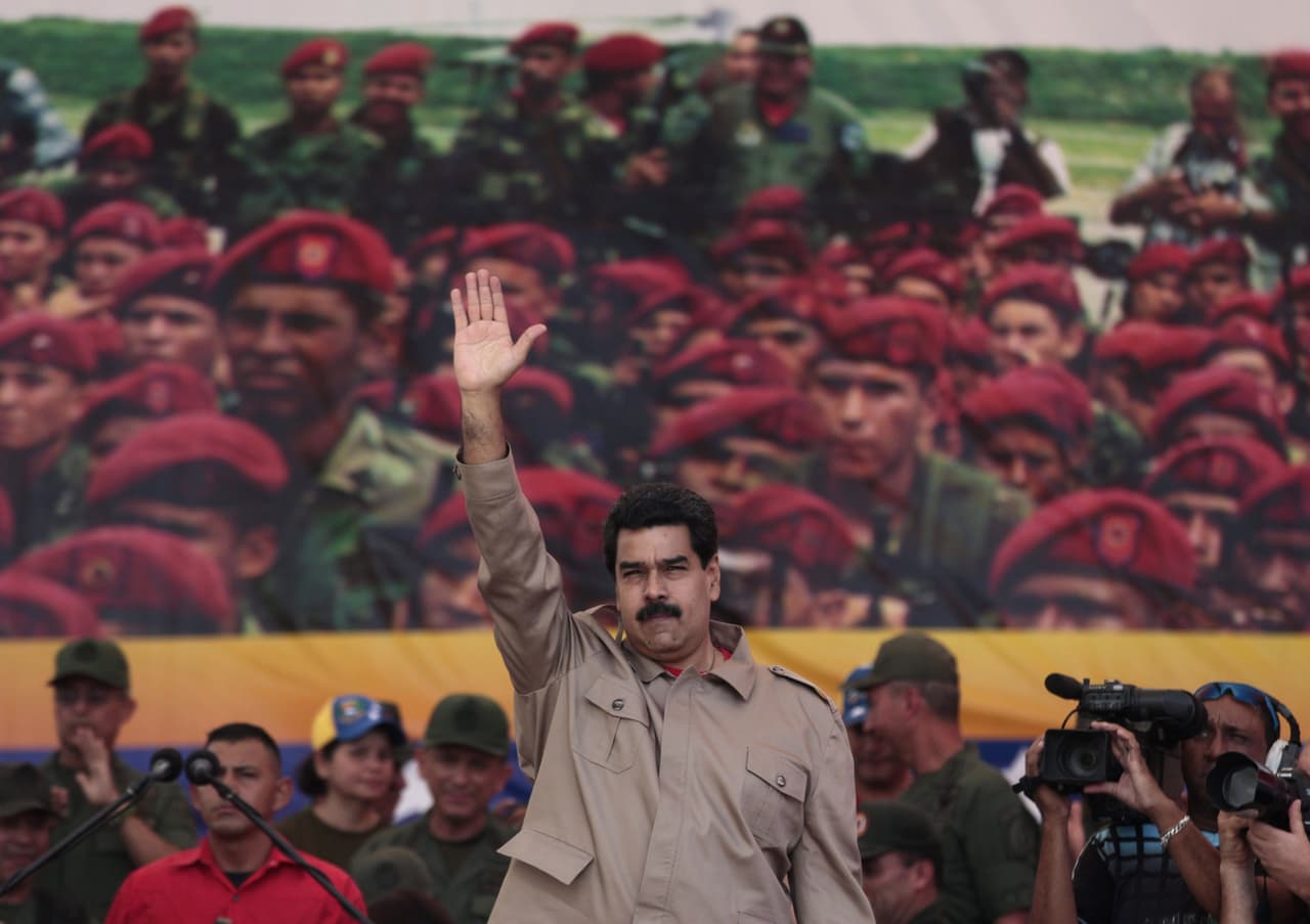 Cortan de forma abrupta la transmisión de un acto de Maduro mientras la multitud le lanza objetos 