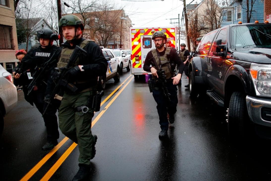 <b>Tiroteo en Jersey City</b>
<br>
<br>En vísperas de la temporada festiva, una pareja de pistoleros aterrorizó las calles de Jersey City durante horas, convirtiendo a la ciudad en una zona de guerra. Autoridades luego revelaron que los ataques pudieron haber sido motivados por racismo contra la comunidad judía.
