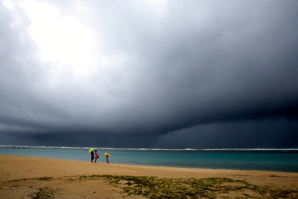 La declaración de la emergencia permite el 
<b>uso de fondos "para apoyar los esfuerzos del estado</b> y del condado para proporcionar un alivio rápido... a los daños y las pérdidas causadas por las inundaciones y otros efectos de las fuertes lluvias", explicó el gobernador Ige en Twitter.