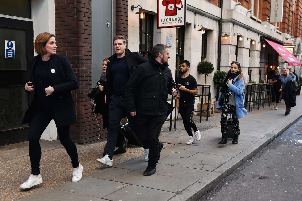 La Policía Británica del Transporte dijo que la estación del Puente de Londres quedaba cerrada y que los trenes no se detendrían en este punto. En la imagen, varias personas se apuran a abandonar el área luego del ataque.