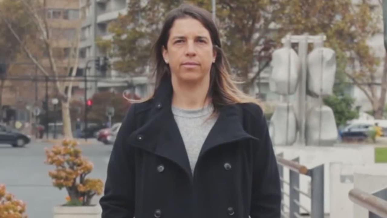 <b><i>Mira también:</i></b> Constanza del Río cuenta que su madre la entregó por "vergüenza social" y que fue encerrada en un convento por sus padres para que nadie se enterara que estaba embarazada. Ella descubrió su historia de nacimiento y ahora ayuda, a través de la 
<b>fundación Nos Buscamos</b>, a que otras personas que fueron adoptadas encuentren sus raíces. Si usted es víctima de un proceso fraudulento (o conoce a alguien víctima de engaños durante las gestiones de adopción), repórtelo a FBI Detroit al número 313-965-2323 o llame al 1-800-CALL-FBI. También puede reportar sus sospechas a 
<b>tips.fbi.gov</b>. Más información en 
<b><a href="https://www.ic3.gov/" target="_blank">ic3.gov</a></b>, 
<b>detroit.fbi.gov</b> o 
<b>fbi.gov/adoptionfraud</b>.