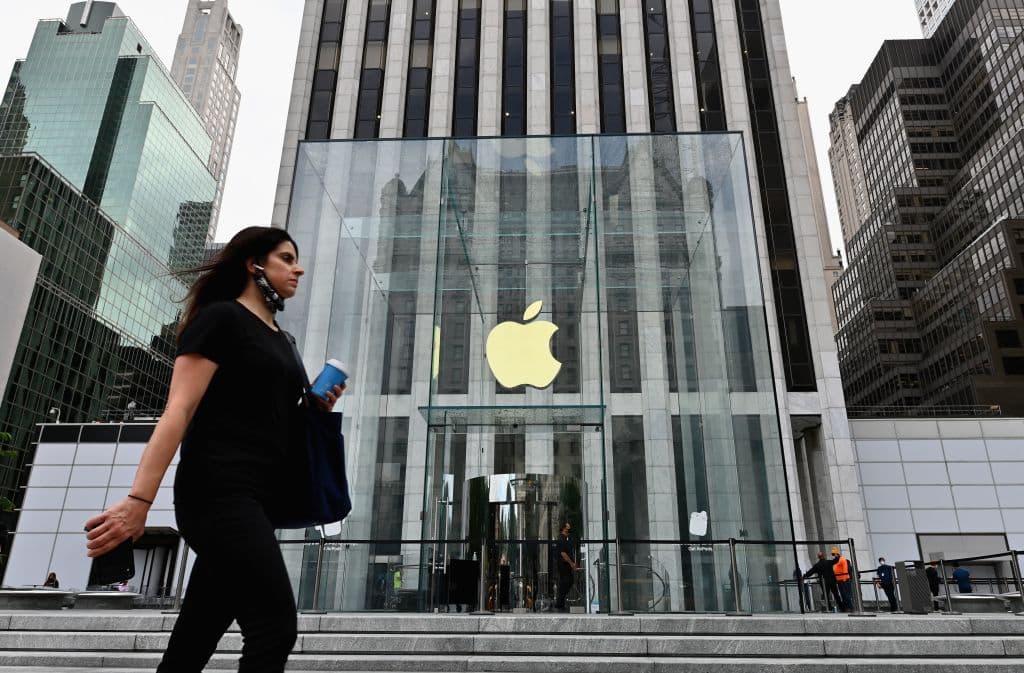 Por otra parte, algunas empresas han anunciado que a pesar de las normativas de los CDC, en sus establecimientos seguirán exigiendo el uso de mascarillas. Una de ellas es el gigante tecnológico 
<b>Apple, </b>que informó a sus tiendas que continúan evaluando las medidas de salud relacionadas con el covid-19 pero mientras tanto el uso de mascarillas en sus locales permanecerá vigente, 
<a href="https://www.bloomberg.com/news/articles/2021-05-15/apple-stores-keep-mask-mandate-as-company-evaluates-measures?sref=10lNAhZ9" target="_blank">reportó Bloomberg</a>.
