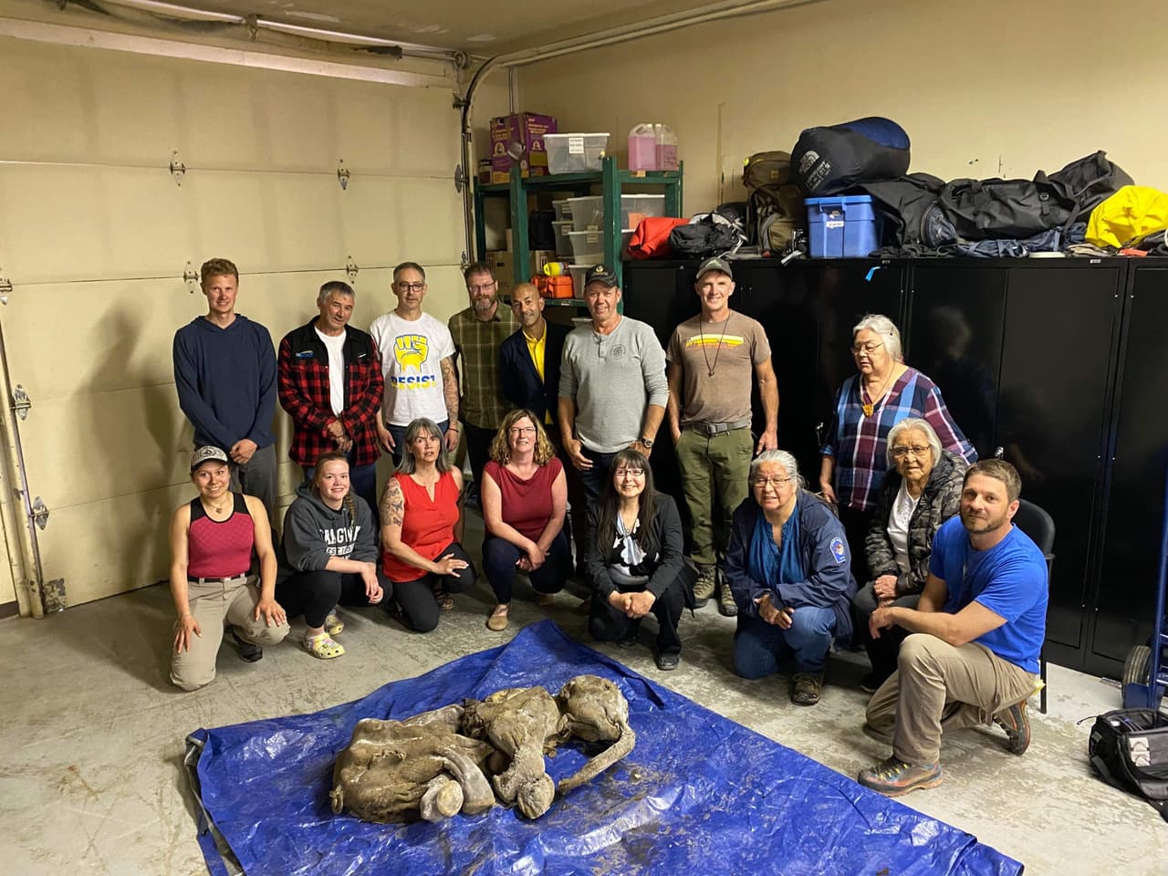 "Es magnífico y es uno de los animales momificados de la Era del Hielo más increíbles descubiertos en el mundo", dijo el paleontólogo Grant Zazula citado en un comunicado del gobierno del territorio Yukon, fronterizo con Alaska.
<br>
<br>En la foto, miembros de Trʼondëk Hwëchʼin, Gobierno de Yukon, Mina Treadstone y Universidad de Calgary con Nun cho ga.
<br>