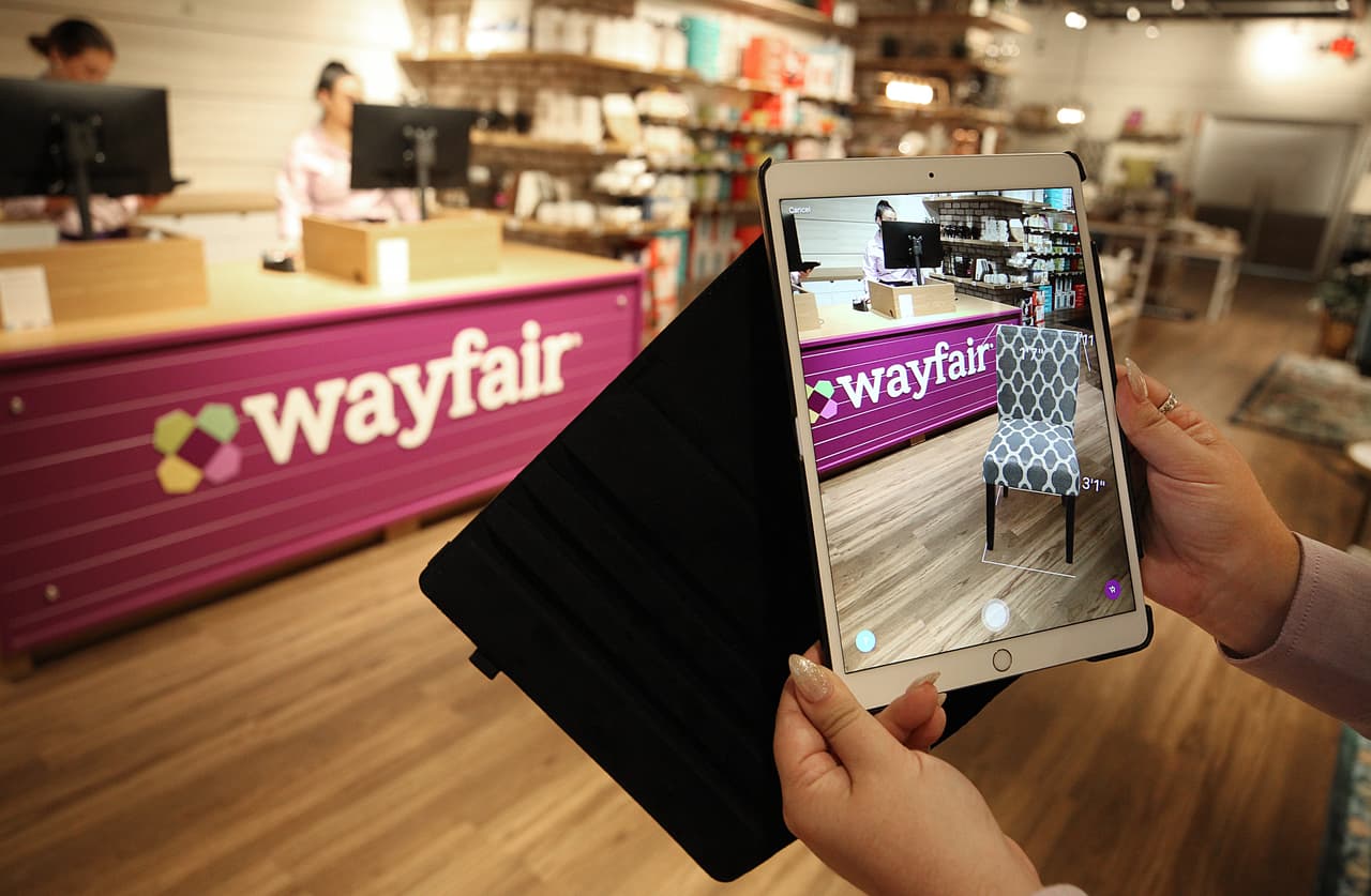 <b>Wayfair</b>.
<br>
<br>Este fabricante de muebles elevó su salario mínimo a 15 dólares por hora en enero de 2021. 
<br>
<br>“A lo largo de los desafíos del año pasado, implementamos numerosas iniciativas para apoyar a nuestro equipo, incluido el pago de primas y bonificaciones. Ahora, al entrar en 2021, continuamos nuestro compromiso con el equipo y aumentamos el salario mínimo para todos los empleados por hora”, dijo Niraj Shah, 
<a href="https://chainstoreage.com/wayfair-raises-minimum-wage-15-hour"><u>director ejecutivo y cofundador de la compañía</u></a>.