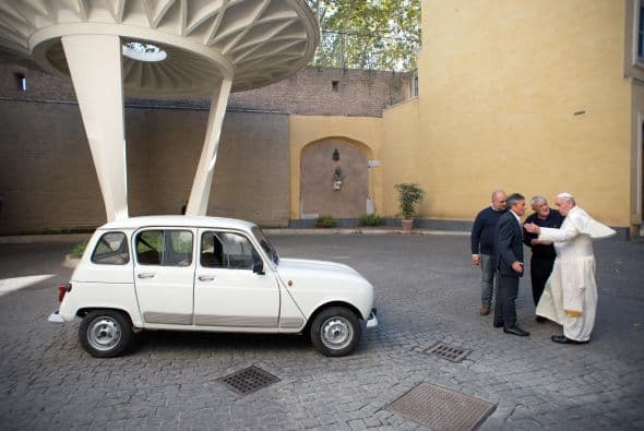 La oficina de prensa del Vaticano difundió esta imagen. El padre Renzo Zocca ofrece a Francisco su Renault blanco.