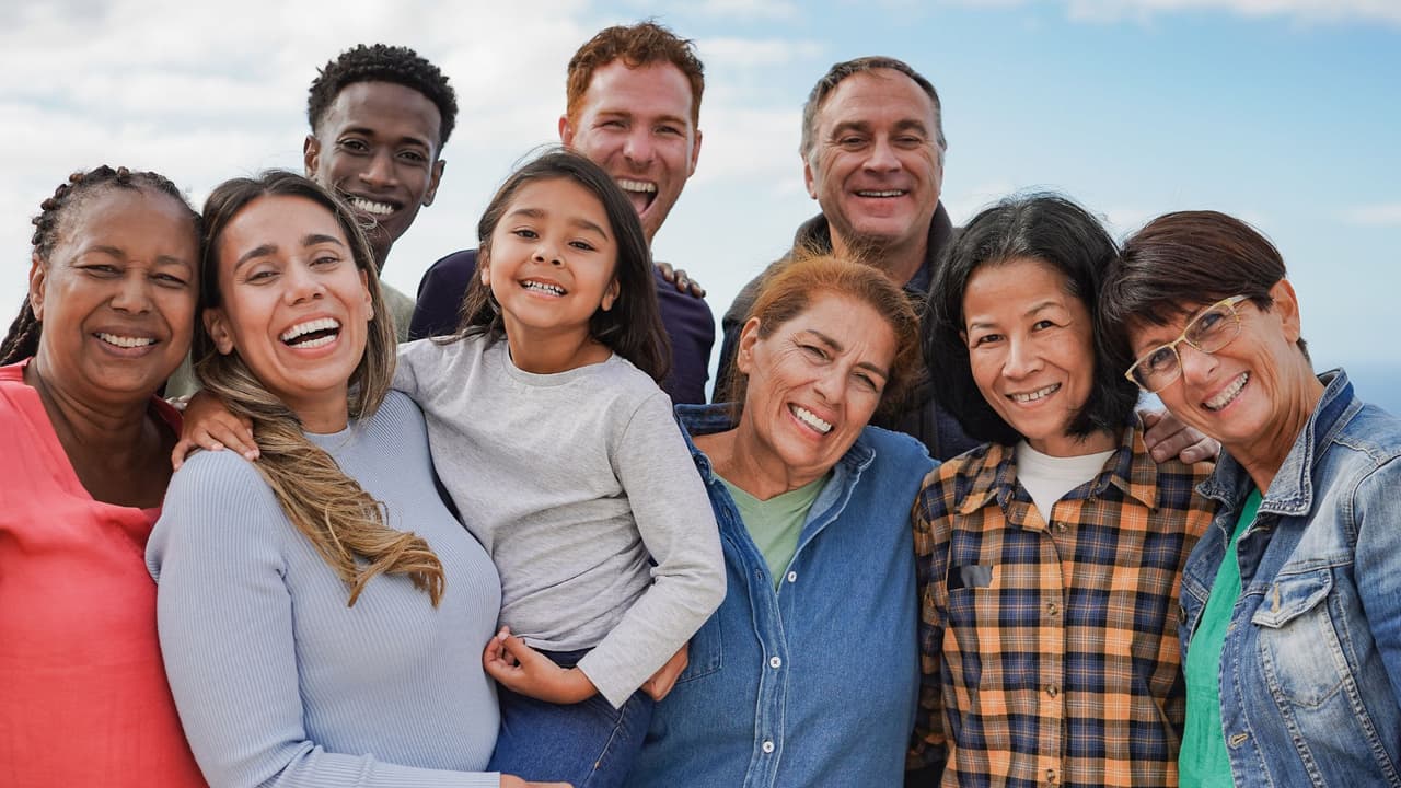 <h3 class="cms-H3-H3">Texas suena distinto: mezcla, identidad y familia </h3>
<br>En un estado donde 
<b>más de 12 millones de personas son hispanas</b>, los nombres cuentan historias. 
<b>Historias de migración, de orgullo, de adaptación. </b>Muchas familias 
<b>quieren mantener la conexión con sus raíces, por ejemplo, mexicanas</b>, pero también darle a sus hijos
<b> una identidad que funcione en dos mundos.</b> Por eso vemos que nombres como Gael, Thiago, Luna o Valentina empiezan a ganar espacio, al mismo tiempo que Leo o Aria reflejan nuevas influencias.