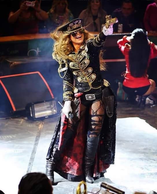 ¿Será que la Trevi vuelve a sorprender a sus fans en alguna presentación con el que fuera su antiguo look?