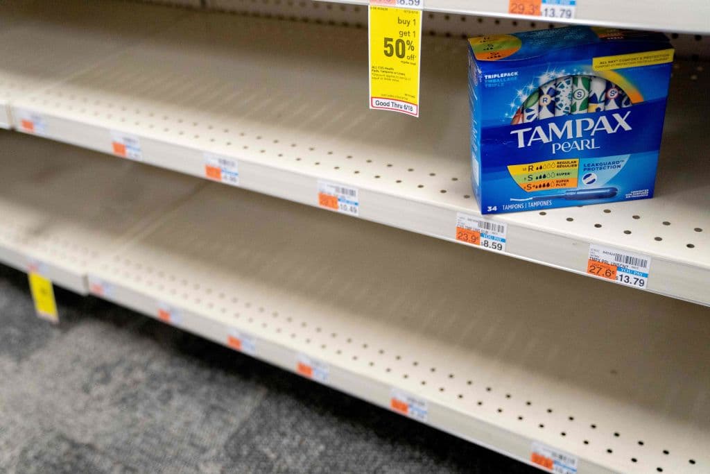 En estos días, se está dando un fenómeno mundial que afecta también a EEUU: hay un 
<b>desabastecimiento global de tampones</b>, como se puede ver en estanterías de supermercados como este de Washington DC.
