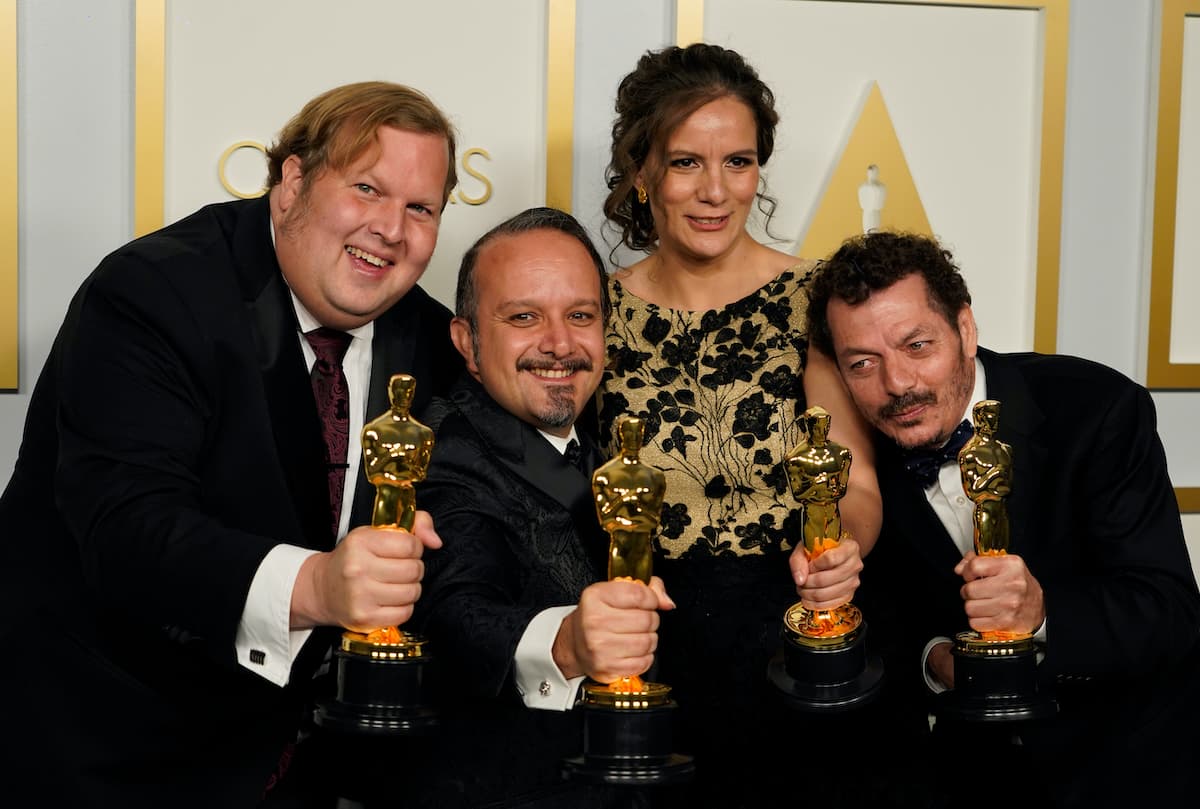 De izquierda a derecha, Phillip Bladh, Carlos Cortés, Michellee Couttolenc y Jaime Baksht posan en la sala de prensa tras ganar el Oscar al mejor sonido por su trabajo para "Sound of Metal", el domingo 25 de abril de 2021 en Union Station, en Los Angeles.