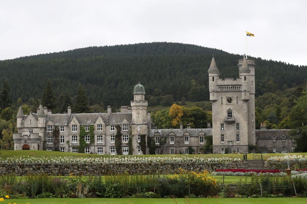 En la imagen de archivo, el estandarte real como ondea en el castillo de Balmoral, donde falleció la reina.