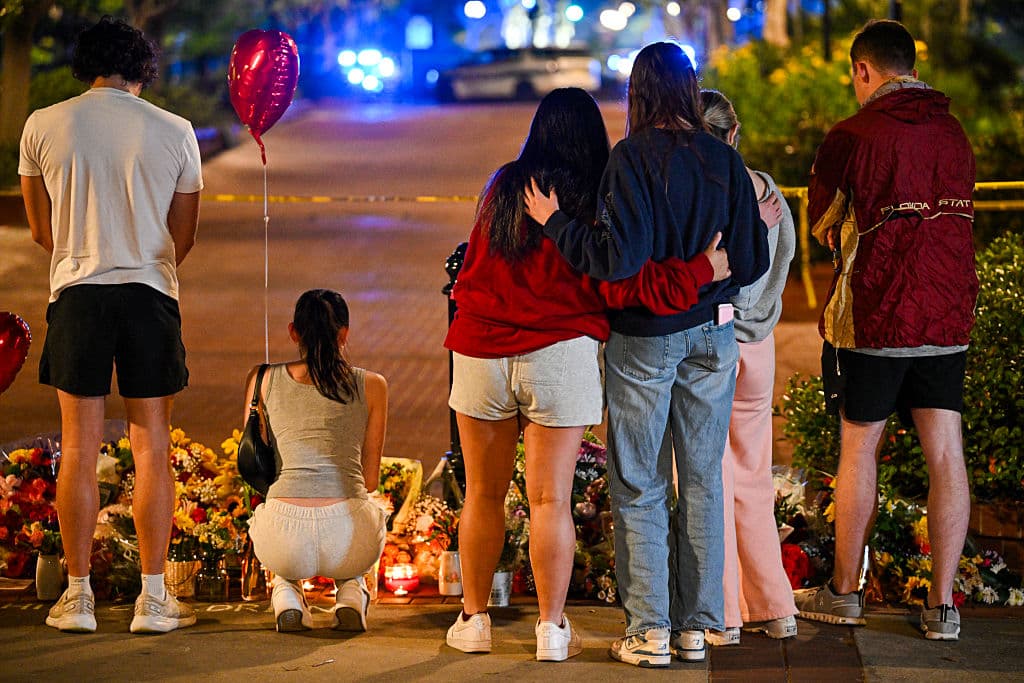 <b>Silencio y recogimiento en el campus: </b>Estudiantes, personal y visitantes han depositado flores, velas y peluches en un improvisado altar cerca del
<i>student union</i>, convirtiendo el lugar del ataque en un espacio simbólico de duelo y memoria colectiva.
