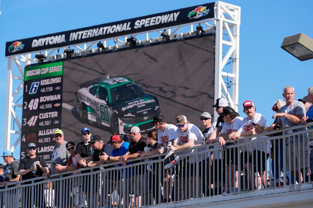 El piloto Chase Elliott señaló que la presencia presidencial "atrae una perspectiva diferente" a la competencia. Trump, conocido por su afición a diversos deportes como el golf, el fútbol universitario y la UFC, también asistió al Super Bowl el fin de semana pasado, convirtiéndose en el primer presidente en funciones en hacerlo.