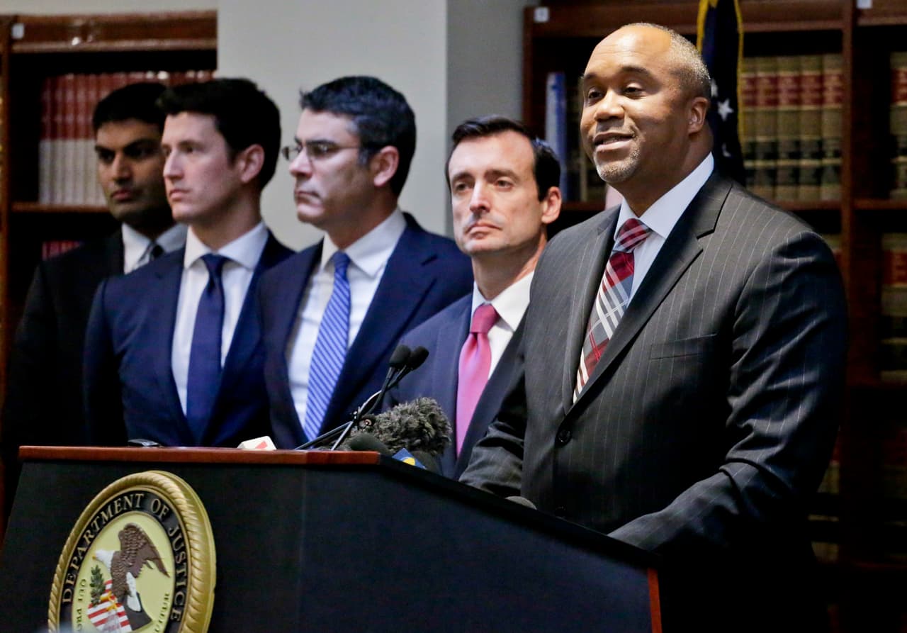 El viernes 20 de enero por la mañana, el fiscal federal del distrito este de Nueva York, Robert Capers, informó que 'El Chapo' comparecería ante la corte esa misma tarde, para ser imputado por 17 cargos. Capers estuvo acompañado por los fiscales federales de todos las ciudades estadounidenses donden Guzmán enfrenta cargo durante una rueda de prensa donde ofrecieron detalles de la acusación.