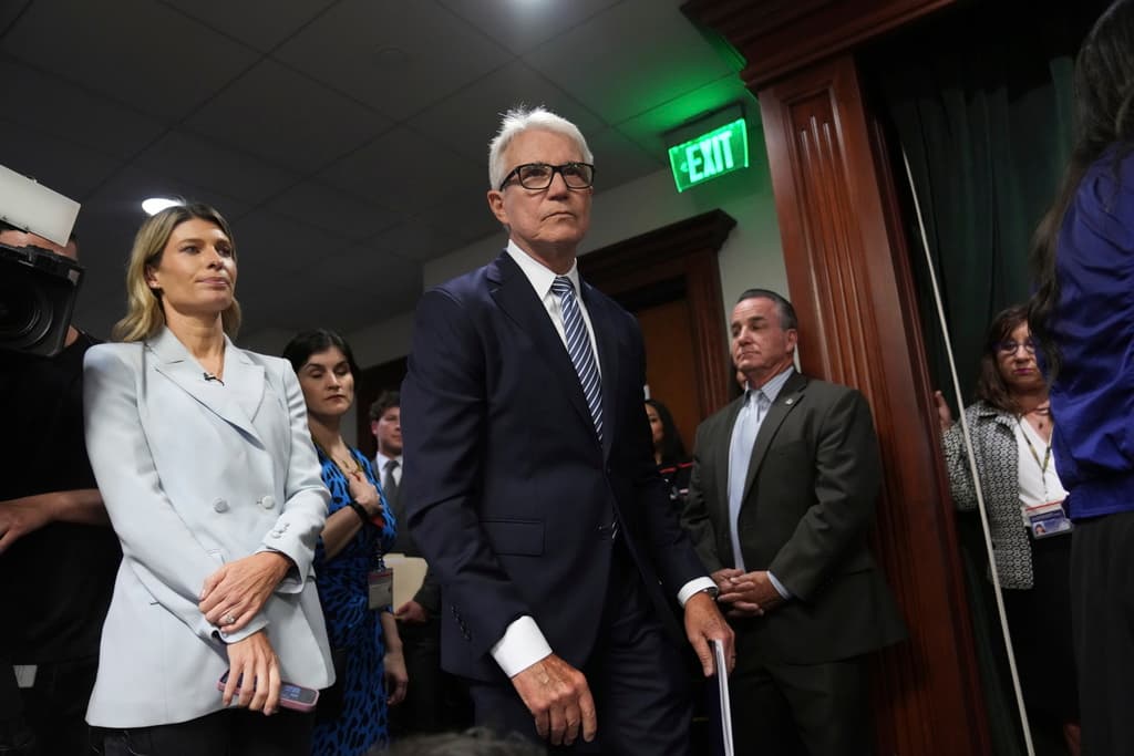 Además, al anunciar su decisión, el propio fiscal de Los Ángeles, George Gascón, advirtió que 
<b>algunos miembros de la fiscalía no están de acuerdo</b> con la reconsideración de sentencia para los hermanos Menéndez. Estos fiscales, agregó, podrían acudir al tribunal, mientras se considera la solicitud.