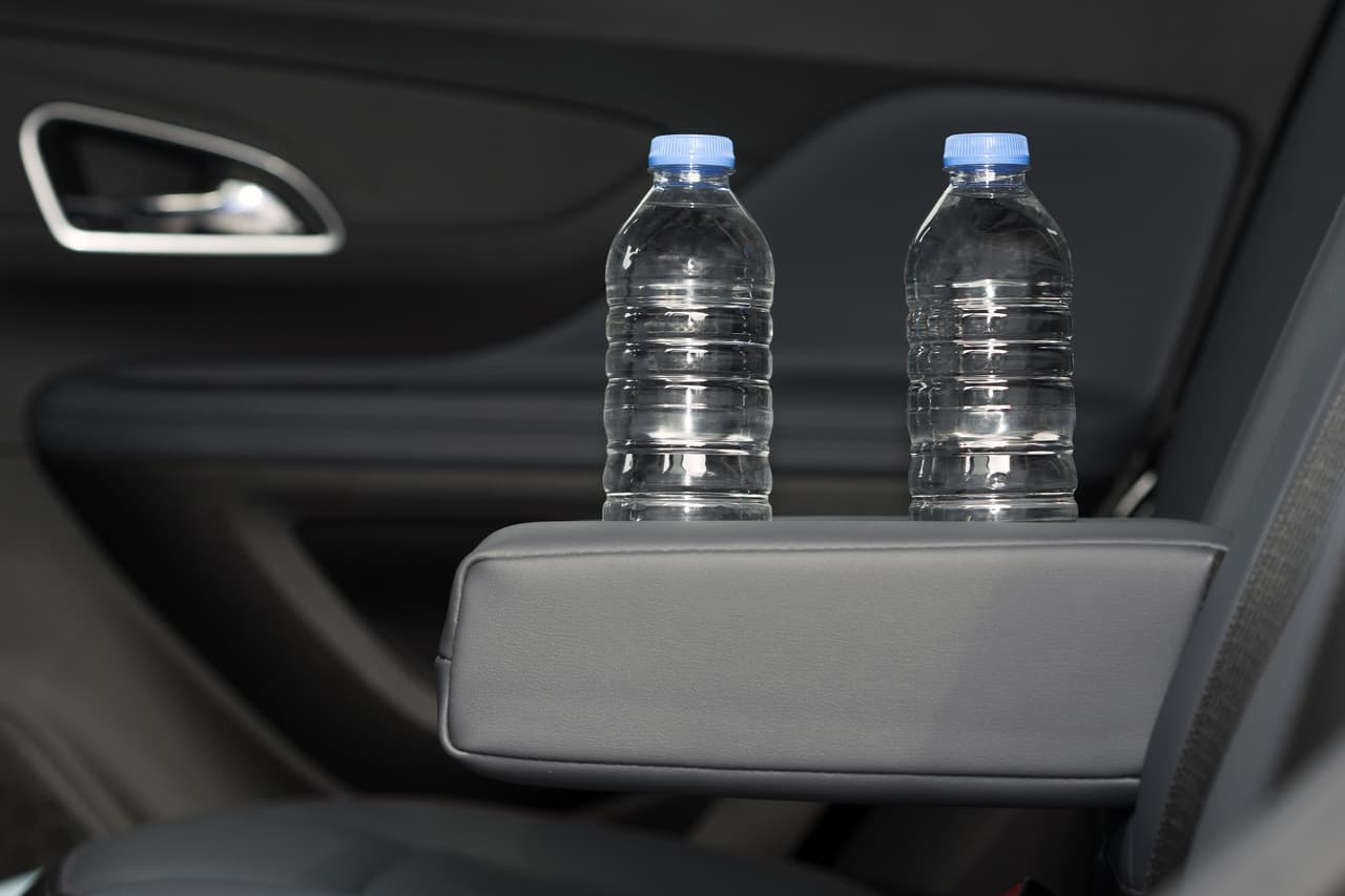 <h3 class="cms-H3-H3"><b>Bocadillos y agua</b></h3>
<br>
<br>Siguiendo la misma idea de que cualquier viaje podría tomarte más tiempo de lo normal. Es recomendable contar en el carro con bocadillos y agua para mantener tu cuerpo con energía e hidratado. 
<br>