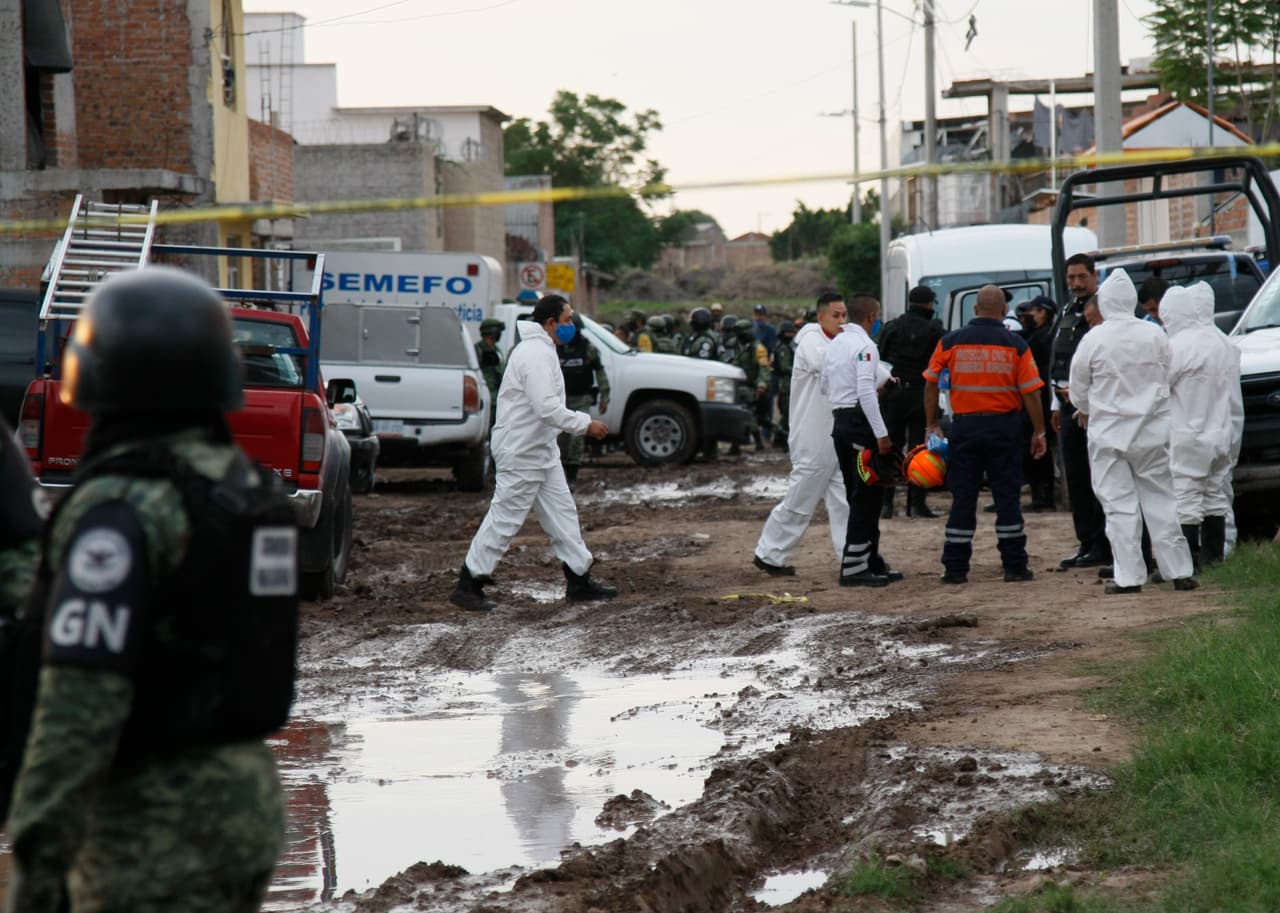 Miembros de la Guardia Nacional custodian el lugar en donde el personal forense desempeña su labor. El centro, que no está registrado ante la municipalidad, se llama "Recuperando mi Vida".