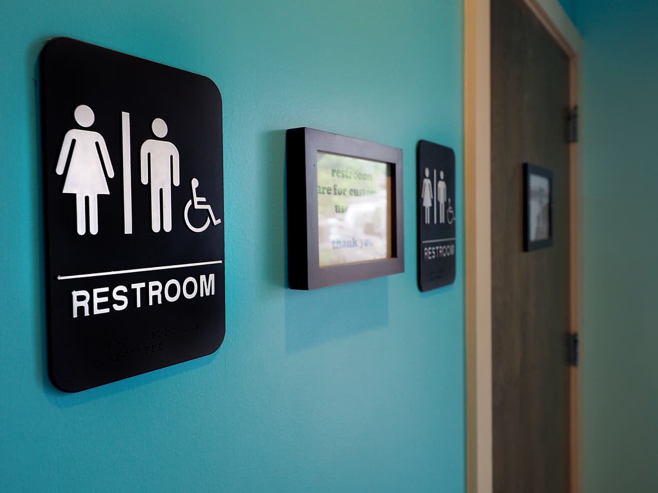 <b>Uso de un baño público: riesgo bajo a medio</b>
<br>Los baños han sido diseñados para prevenir la transmisión de enfermedades, dice Landon: "Hay todo tipo de cosas que puedes atrapar con los excrementos de otras personas, y casi nunca lo haces porque están configuradas con todas las superficies duras que se pueden limpiar".
<br>
<br>El riesgo depende de la cantidad de casos locales de COVID-19 y de lo limpio que esté el baño, dice Janowski de la Universidad de Washington, y señala que un baño involucra múltiples superficies de alto contacto.
<br>
<br>Todavía no hay datos suficientes para saber si existe riesgo de descarga de inodoros en aerosol del virus. 
<br>
<br>
<b>Lo que altera el riesgo</b>: El riesgo principal proviene de los baños que son pequeños, están ocupados y tienen poca ventilación, como "esos baños en una estación de servicio cerca de la carretera donde el baño está afuera".
<br>
<br>Elija un baño que se vea limpio y que esté bien abastecido con suministros como toallas de papel, jabón y papel higiénico. Evite amontonarse en una fila para usar el baño o quedarse allí por mucho tiempo, si está a menos de seis pies de distancia de los demás. Lávese las manos después de irse y desinféctelas si necesita tocar alguna superficie después de eso.
<br>