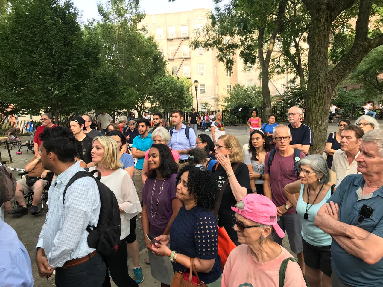 Los congregados destacaron el impacto local de esta horrible situación, en una ciudad donde converge una inmigración diversa. Espaillat pidió a la comunidad exigir a los senadores federales que trabajen en la aprobación de las leyes de control de armas y verificación de antecedentes, y al presidente que las firme. 
<br>