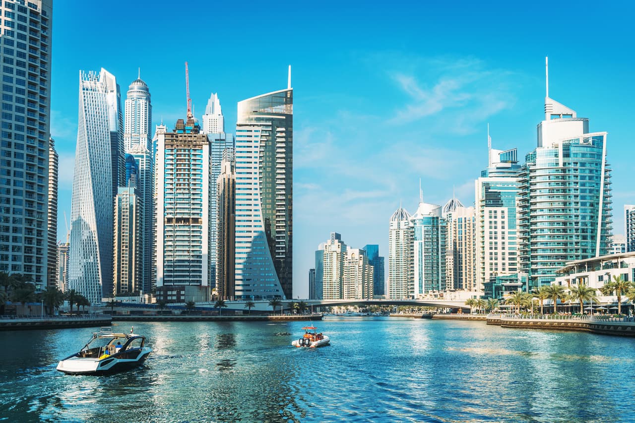<h3 class="cms-H3-H3">6. Emiratos Árabes Unidos</h3>
<br>
<br>Incluso, según los encuestadores, muchos estadounidenses aprovechan esta decisión de radicar en otro país para incluso considerar un cambio de carrera en su nueva residencia. 
<br>
<br>