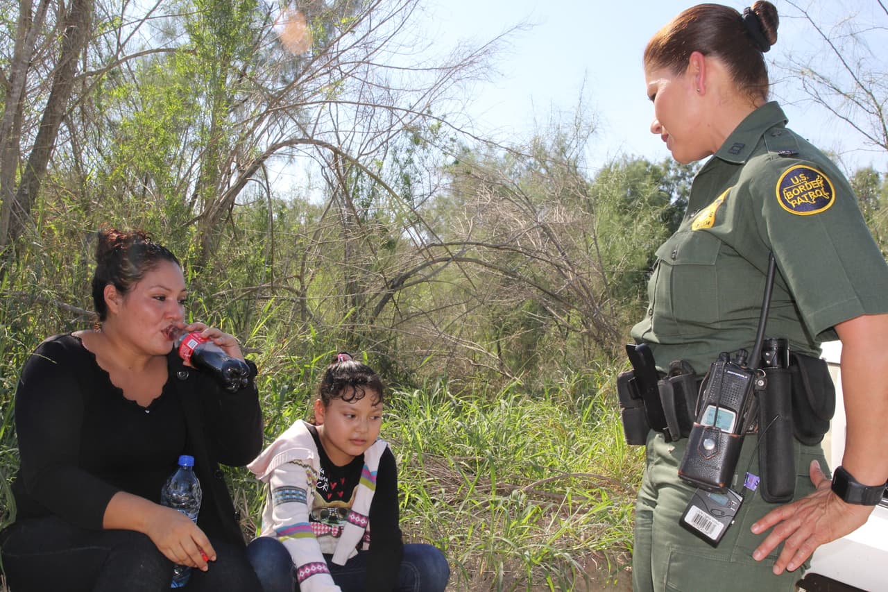 "¿Por qué llora?". La agente Marlene Castro pregunta a una mujer salvadoreña al ser encontrada por la Patrulla cerca de McAllen, Texas. Dice que llevaba con su hija una hora al sol, perdida y con un ataque nervioso. Tras unos minutos, explica que en México la agredieron físicamente e intentaron violarla.