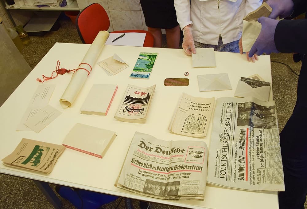 En el interior no se encontró el documental que esperaban las autoridades. En su lugar, había una carta de un banquero indicando la localización del centro, varias monedas y diarios de la época. 
<br>