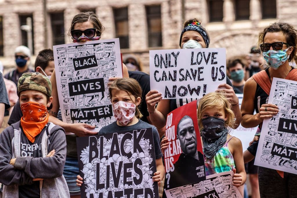 Carteles que dicen "Black Lives Matter", en apoyo al movimiento en contra de la violencia policial contra los aforestadounidenses, en una protesta de este sábado en Minneapolis. 
<b>George Floyd murió el 25 de mayo después de que un oficial de policía de Minneapolis se arrodilló en su cuello durante más de ocho minutos. El oficial ha sido despedido y acusado de asesinato en segundo grado.</b>
<br>
<br>