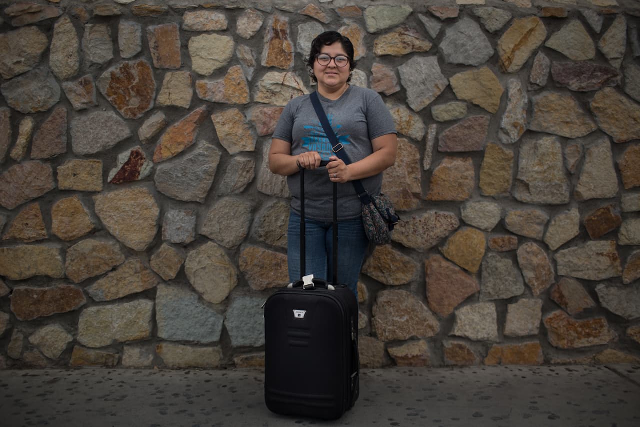 Ana Raquel Solís, de 36 años, lleva un paquete a una estación de autobuses para mandar a Kansas: “Tamarindos, algún queso, cosas que no se consiguen en Estados Unidos”. Cruza de Ciudad Juárez, México, a El Paso, Texas, una vez a la semana.