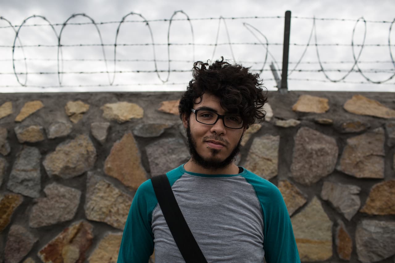 Alfonso Rodríguez, de 24 años, tiene el pasaporte de Estados Unidos pero vive en Ciudad Juárez, México: “Me sale mucho mejor ganar en dólares y gastar en pesos”. Ha llegado a tardar 1 hora y media para atravesar el puente fronterizo.