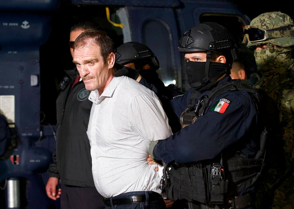 <h2 class="cms-H2-H2"><b>Héctor El Güero Palma</b></h2>
<br>
<br>Es otro de los fundadores del Cartel del Sinaloa y socio de 'El Chapo'. Inicialmente estuvieron juntos en el penal de Puente Grande, otra prisión de máxima seguridad en la que 'El Chapo protagonizó su primera fuga. Palma estuvo allí casi 12 años pero luego fue extraditado a EEUU, en donde pasó otros 9 años hasta que fue liberado el 15 de julio de 2016, por buena conducta. 'El Güero' fue deportado a México por el cruce de Matamores, Tamaulipas, en donde inmediatamente fue arrestado otra vez y trasladado al penal del Altiplano. 
<a href="https://www.univision.com/shows/noticiero-univision/nuevos-cargos-contra-el-narcotraficante-mexicano-hector-el-guero-palma-dilatarian-su-salida-de-prision-video">Tras una salida temporal por una batalla legal, finalmente Palma fue llevado otra vez al Altiplano</a>.