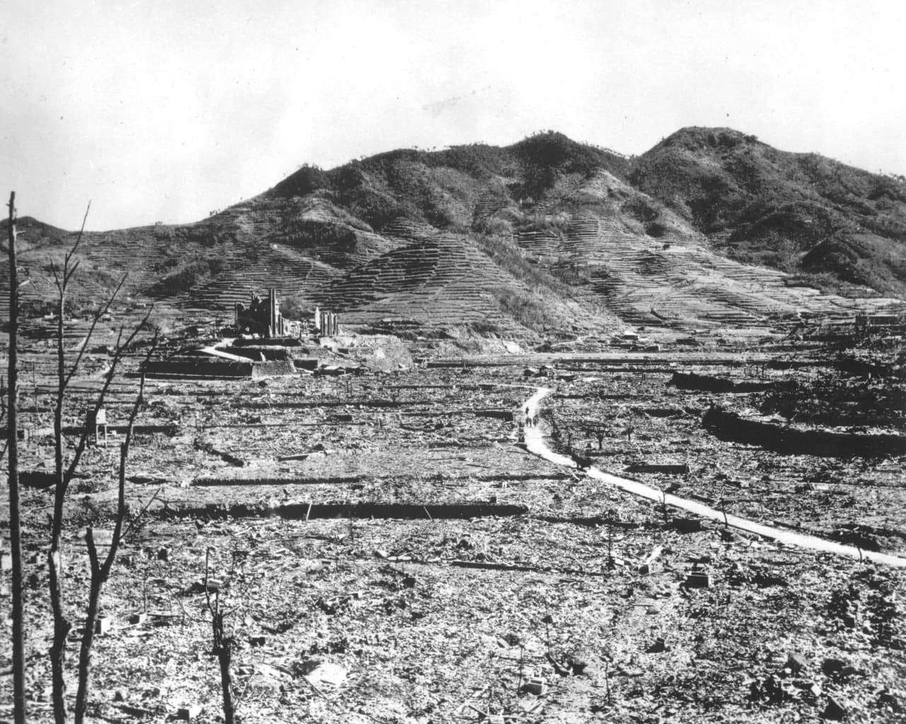 La iglesia católica de Urakami se destaca sobre el destruido paisaje de Nagasaki.