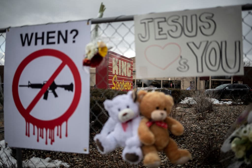 La Policía identificó a 
<b><a href="https://www.univision.com/noticias/tiroteos/tiroteo-colorado-boulder-identifican-victimas-sospechoso">Ahmad Al Aliwi Alissa, de 21 años como el agresor</a></b>, quien resultó herido en una pierna en el enfrentamiento con la policía. El ataque se llevó a cabo con un rifle 
<b>AR-15,</b> comprado apenas seis días antes.