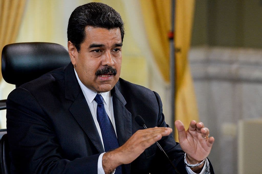Tras las violentas protestas callejeras después de que el presidente Nicolás Maduro decretara por sorpresa este mes la retirada del billete de 100 bolívares, el de mayor valor y que supone la mitad de la moneda de curso legal, prorrogó su uso hasta el 2 de enero de 2017.