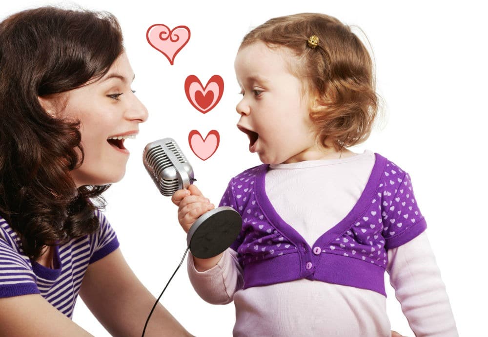 "Ser mamá es iniciar una aventura día a día. Porque podemos representar personajes maravillosos, que tienen súper poderes. Solamente por obtener una sonrisa, y esos gestos simples de amor". - Lorena Erdeg